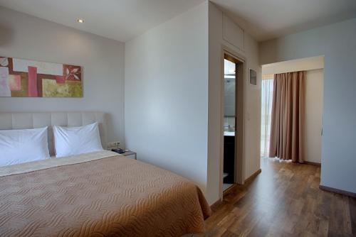 Double or twin room, deluxe, city view