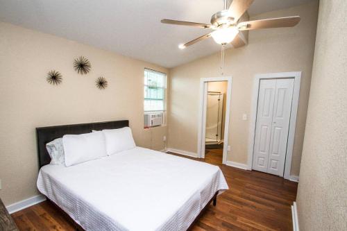 3BR/2BA Remodeled Apartment Near Downtown