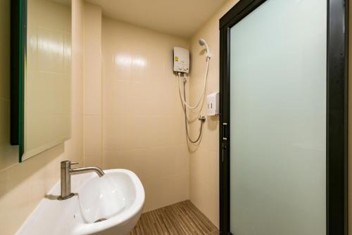 Standard Double Room (No Window) image 4