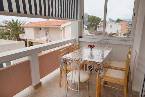 One-Bedroom Apartment image 3