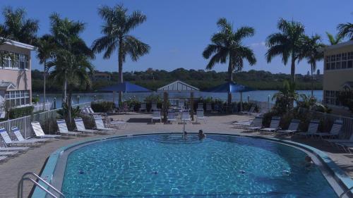 Swimming pool, Barefoot Beach Resort in Indian Shores (FL)