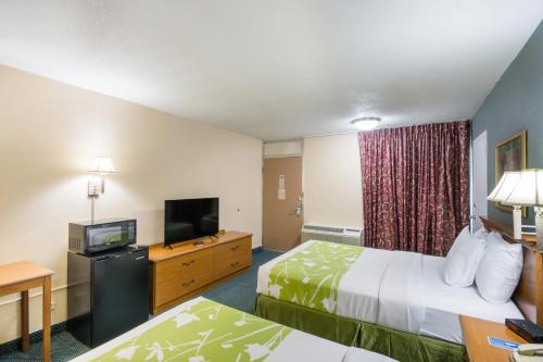 Rodeway Inn and Suites - image 8