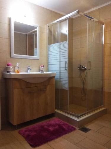 Shower, Chrysa Mare in Kavala