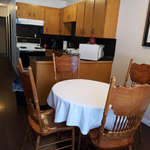 MOUNTAINSIDE COMFORT Sleeps 4 - 5 Min to Golf & Ski - Apartment - Kimberley