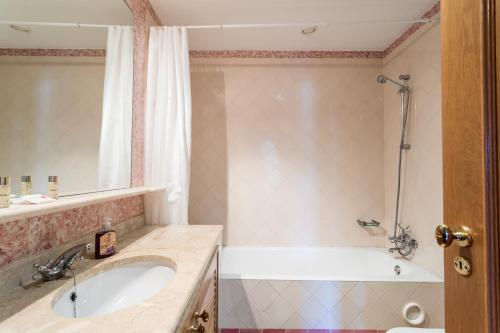 FLH Cascais Balcony Apartment with Pool