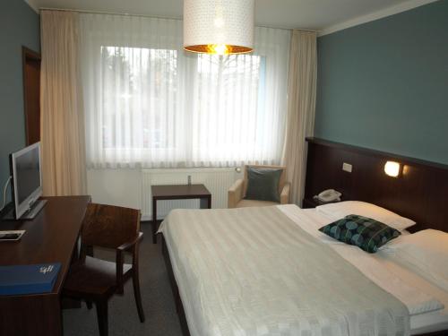 Strandhotel Senftenberger See - main image