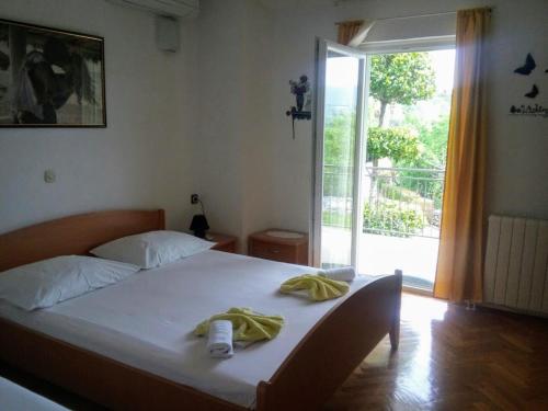  Comfortable bedroom in Ploče