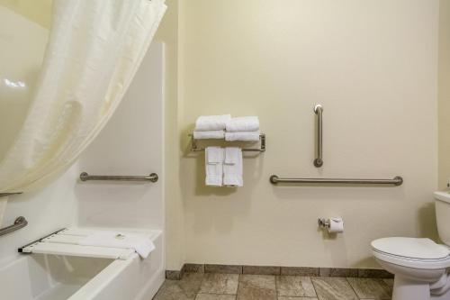 Cobblestone Inn & Suites - Corry Cobblestone Inn & Suites is conveniently located in the popular Findley Lake area. The hotel offers a wide range of amenities and perks to ensure you have a great time. Take advantage of the hotels 2