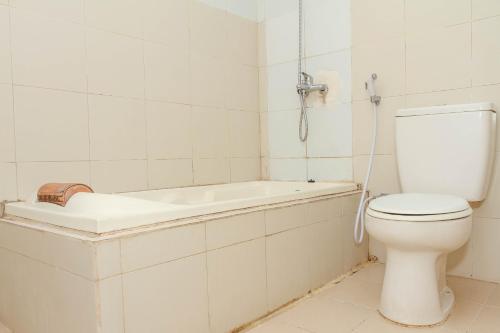 Ванная комната, RedDoorz Plus @ Otista Garut in Гарут