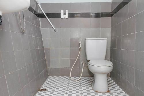 Ванная комната, RedDoorz Plus @ Otista Garut in Гарут