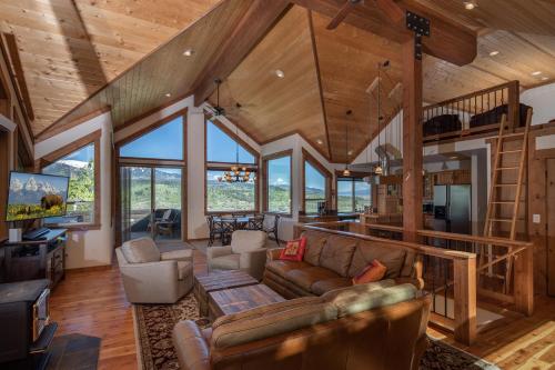 Alpine Recharge by KABINO Huge Views Hot tub Garage PS3 WiFi Loft