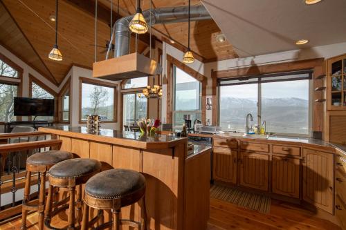 Alpine Recharge by KABINO Huge Views Hot tub Garage PS3 WiFi Loft in Alpine, USA