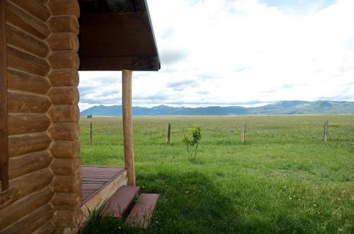 Grand View Retreat by KABINO Dogs OK Garage Huge Views FirePit Satellite WiFi in Island Park, USA