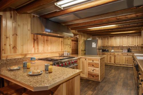 Grey Wolf Retreat by KABINO Sleeps 20 Commercial Kitchen Fire Pit WiFi Bunk Beds in Island Park, USA
