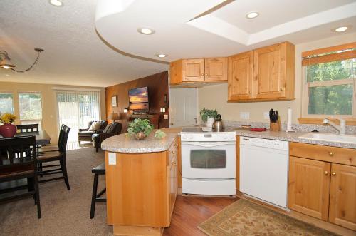 Quickdraw by KABINO Satellite WiFi Awesome Location Sleds Welcome Condo on Golf Course, Island Park (zdjęcie 3)