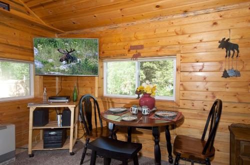 Remington Retreat by KABINO Dog Friendly FirePit Sleeper Sofa WiFi Grill in Island Park, USA