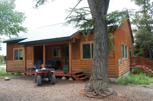 Wagon Wheel by KABINO Fire Pit Bunks Satellite Big Driveway WiFi Grill in Island Park, USA