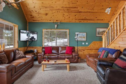 Trappers Chalet by KABINO Luxury Mountain Lodge Hot Tub Close to Yellowstone and Harriman Park Grill WiFi in Island Park, USA