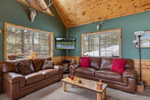 Trappers Chalet by KABINO Luxury Mountain Lodge Hot Tub Close to Yellowstone and Harriman Park Grill WiFi in Island Park, USA