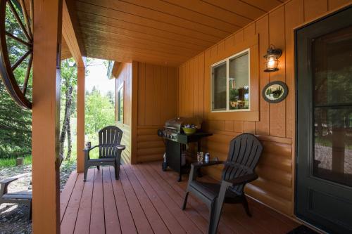 Wagon Wheel by KABINO Fire Pit Bunks Satellite Big Driveway WiFi Grill in Island Park, USA