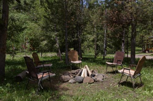 Wagon Wheel by KABINO Fire Pit Bunks Satellite Big Driveway WiFi Grill in Island Park, USA