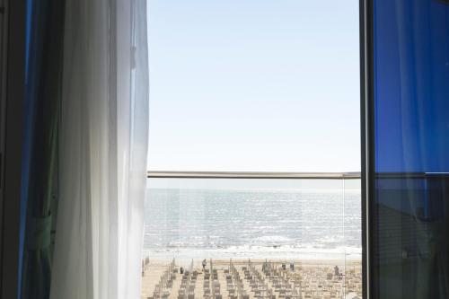Zimmer mit verbindungstür, meerblick