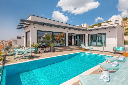 Luxury Villa Riva with Infinity Pool - image 2