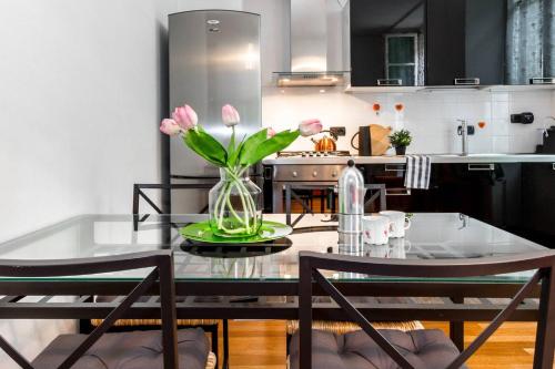  ALTIDO Vibrant 1BR Flat for 4, Perfect Centre in Como