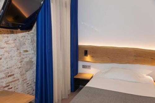 Hostal Paris - image 5