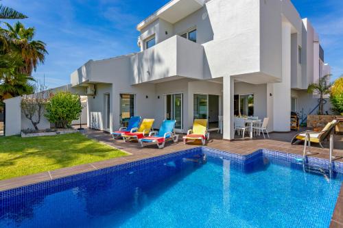  Casa Del Mar Vilamoura - Newly Renovated 3 bedroom villa with pool, A/c and Wifi, Unterkunft in Quarteira