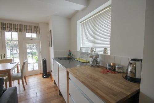 Just B -Town Centre, 2 x Double bedroom apartment with smart TV, full kitchen & great 1400 power shower! St Elmo Cottage