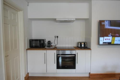 Just B -Town Centre, 2 x Double bedroom apartment with smart TV, full kitchen & great 1400 power shower! St Elmo Cottage