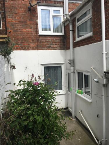 Isambard Cottage - image 2