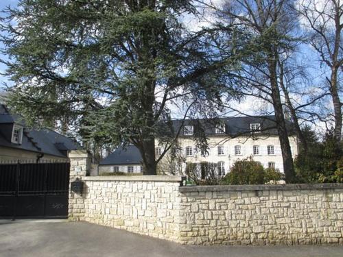 Moulin Royale Moulin de Roilaye is conveniently located in the popular Saint-Etienne-Roilaye area. The hotel offers a high standard of service and amenities to suit the individual needs of all travelers. To be foun