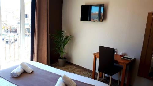 Hotel Restaurant LEscale Nul Part Ailleurs is conveniently located in the popular Agde area. Offering a variety of facilities and services, the hotel provides all you need for a good nights sleep. Take advantage of the hotel