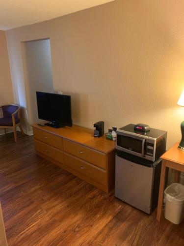 Super 8 by Wyndham Kingston - image 9