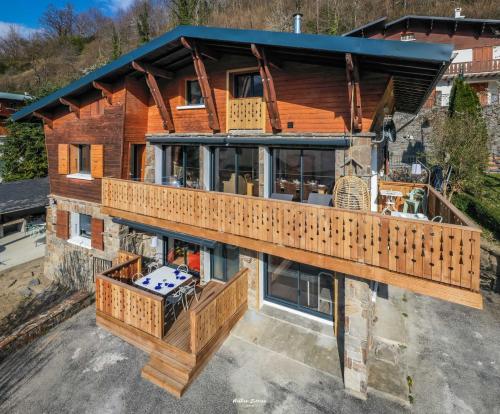 Apartment with Mountain View