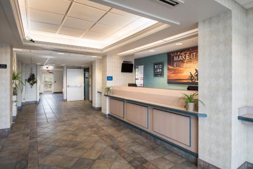 Red Lion Inn & Suites Butte - image 3