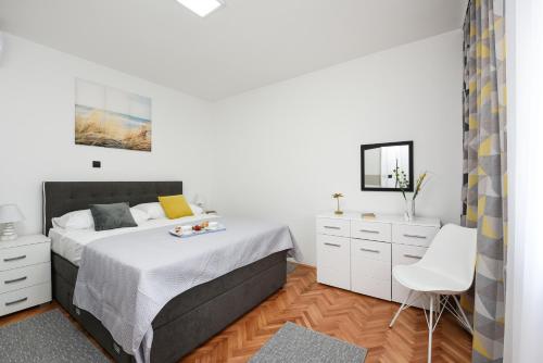 Villa Mare - with HEATED POOL - image 2