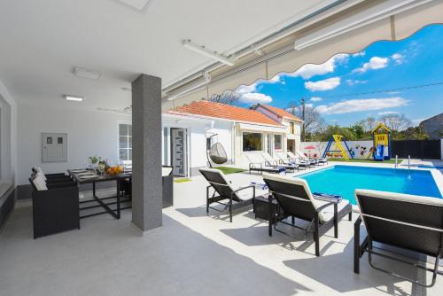 Villa Mare - with HEATED POOL - image 6
