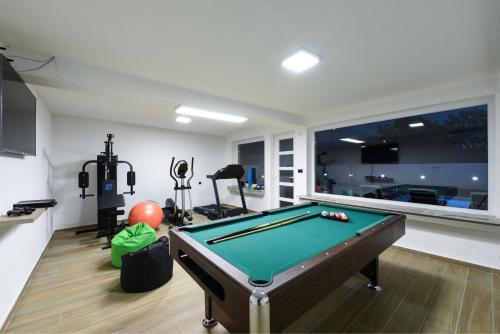 Villa Mare - with HEATED POOL - image 9