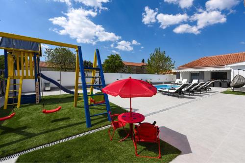 兒童遊樂場, Villa Mare - with HEATED POOL in 庫克利卡