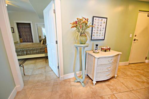 Island Tower 703 Condo - image 2