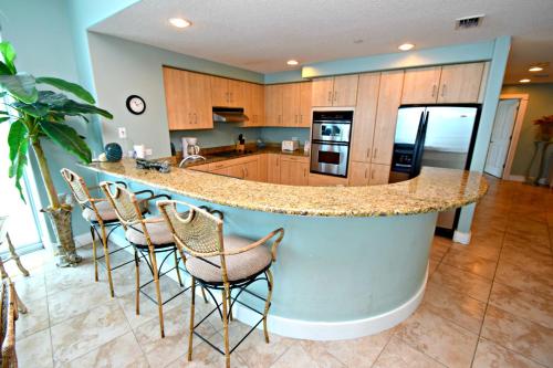 Island Tower 703 Condo - image 3