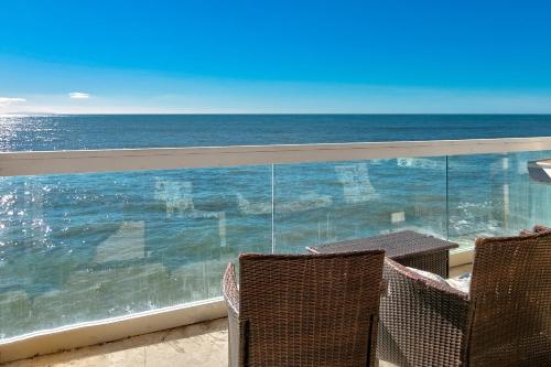 Beachfront Malibu Paradise Home Home - image 6