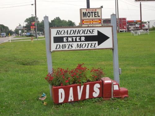 Davis Motel - Accommodation - North Lima