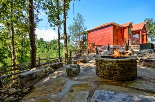 Greenbrier Estate Cabin in Pittman Center, USA