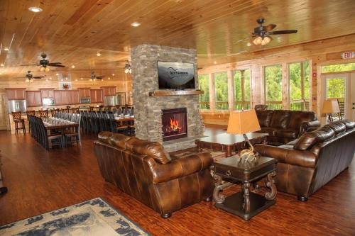 Foxwood Mansion Cabin in Pittman Center, USA