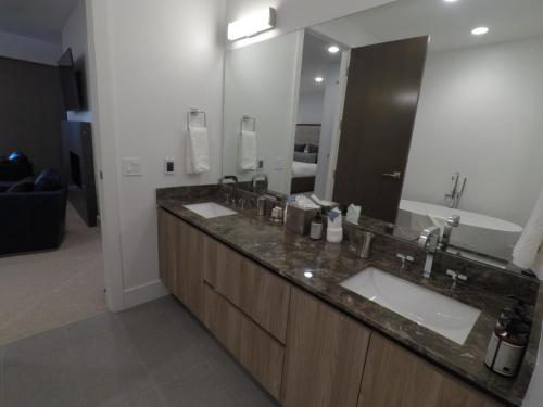 3Br 3Ba Stunning Residence In Canyons Village Condo - image 9