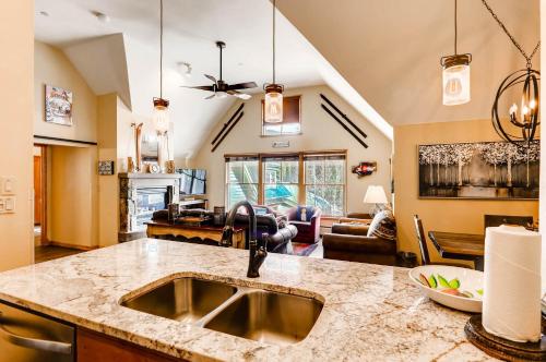 Premier 3Br Condo - Walk Distance To Slopes Kids Ski Free! Condo - image 6